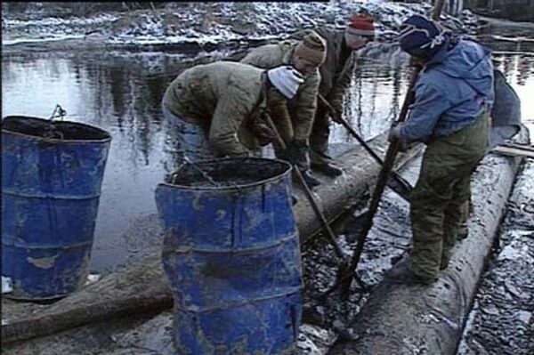 Устранение разлива нефти. Архив. Устранение разлива нефти. Архив.