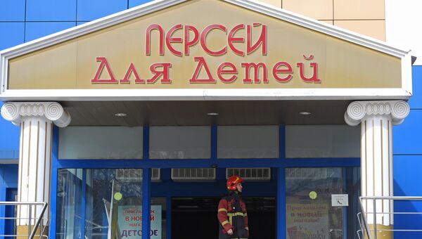 Сотрудник противопожарной службы МЧС РФ у увхода в детский торговый центр Персей в Москве, где произошло возгорание Сотрудник противопожарной службы МЧС РФ у увхода в детский торговый центр Персей в Москве, где произошло возгорание
