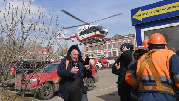 Вертолет Центра экстренной медицинской помощи приземляется у детского торгового центра Персей в Москве, где произошло возгорание Вертолет Центра экстренной медицинской помощи приземляется у детского торгового центра Персей в Москве, где произошло возгорание