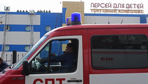 Сотрудники противопожарной службы МЧС РФ на тушении пожара в детском торговом центре Персей в Москве. 4 апреля 2018 Сотрудники противопожарной службы МЧС РФ на тушении пожара в детском торговом центре Персей в Москве. 4 апреля 2018
