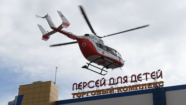 Вертолет Центра экстренной медицинской помощи у детского торгового центра Персей в Москве, где произошло возгорание Вертолет Центра экстренной медицинской помощи у детского торгового центра Персей в Москве, где произошло возгорание