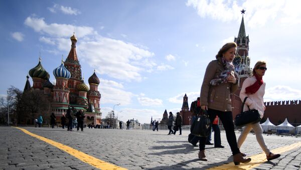 Туристы на Красной площади в Москве. Архивное фото Туристы на Красной площади в Москве. Архивное фото