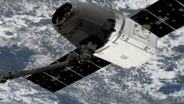 Космический грузовик SpaceX Dragon схвачен роботизированной ручкой. 4 апреля 2018 Космический грузовик SpaceX Dragon схвачен роботизированной ручкой. 4 апреля 2018