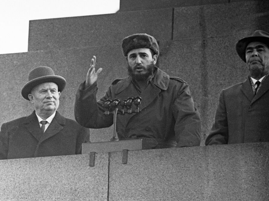 Кубинский лидер Фидель Кастро (в центре), Председатель Совета Министров СССР Никита Хрущев (слева) и Председатель Президиума Верховного Совета СССР Леонид Брежнев (справа) на трибуне во время митинга Кубинский лидер Фидель Кастро (в центре), Председатель Совета Министров СССР Никита Хрущев (слева) и Председатель Президиума Верховного Совета СССР Леонид Брежнев (справа) на трибуне во время митинга