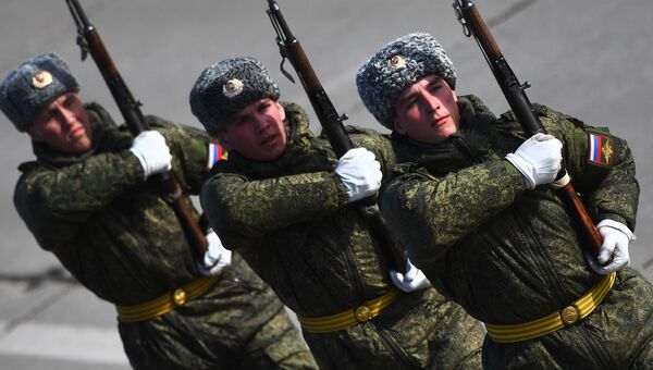 Военнослужащие во время репетиции Парада Победы на военном полигоне Алабино в Московской области Военнослужащие во время репетиции Парада Победы на военном полигоне Алабино в Московской области