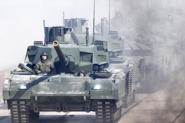 Танк Т-14 Армата во время репетиции Парада Победы на военном полигоне Алабино в Московской области Танк Т-14 Армата во время репетиции Парада Победы на военном полигоне Алабино в Московской области