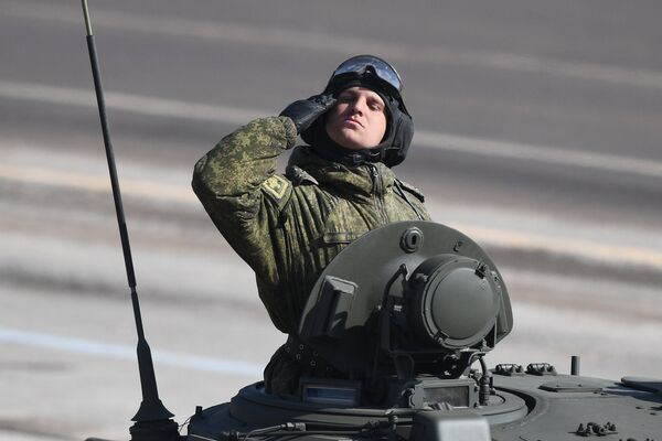 Военнослужащий во время репетиции Парада Победы на военном полигоне Алабино в Московской области Военнослужащий во время репетиции Парада Победы на военном полигоне Алабино в Московской области