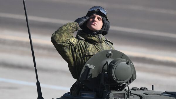 Военнослужащий во время репетиции Парада Победы на военном полигоне Алабино в Московской области Военнослужащий во время репетиции Парада Победы на военном полигоне Алабино в Московской области