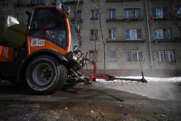 Спецтехника коммунальной службы во время мойки тротуара в Юго-Восточном административном округе города Москвы