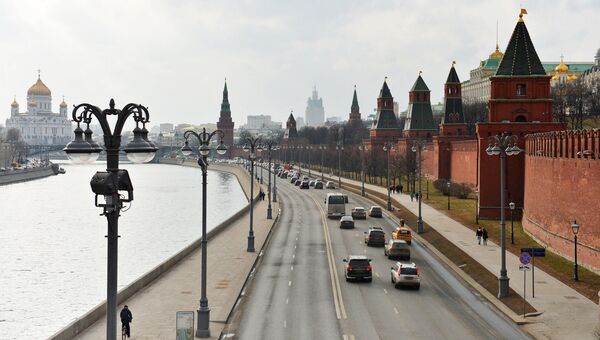 Кремлевская набережная и Московский Кремль. Архивное фото Кремлевская набережная и Московский Кремль. Архивное фото