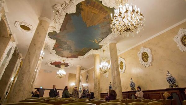 Интерьер гостиницы Hilton Moscow Leningradskaya Hotel у Комсомольской площади в Москве Интерьер гостиницы Hilton Moscow Leningradskaya Hotel у Комсомольской площади в Москве