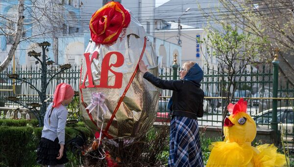 Верующие в Великую субботу у Свято-Троицкого собора в Симферополе Верующие в Великую субботу у Свято-Троицкого собора в Симферополе