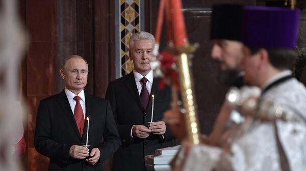 Президент РФ Владимир Путин и мэр Москвы Сергей Собянин на праздничном пасхальном богослужении в кафедральном соборном Храме Христа Спасителя Президент РФ Владимир Путин и мэр Москвы Сергей Собянин на праздничном пасхальном богослужении в кафедральном соборном Храме Христа Спасителя
