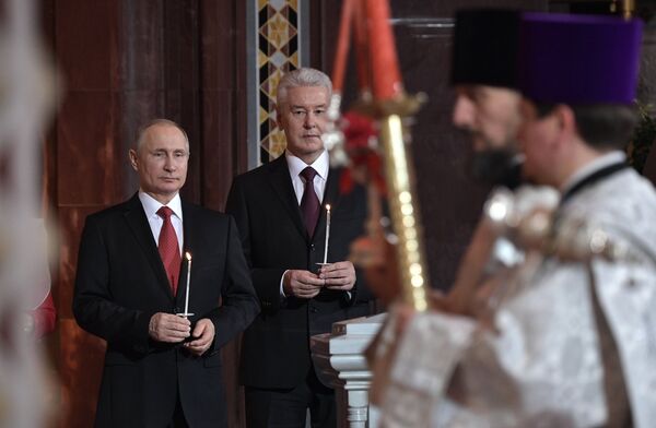 Президент РФ Владимир Путин и мэр Москвы Сергей Собянин на праздничном пасхальном богослужении в кафедральном соборном Храме Христа Спасителя Президент РФ Владимир Путин и мэр Москвы Сергей Собянин на праздничном пасхальном богослужении в кафедральном соборном Храме Христа Спасителя