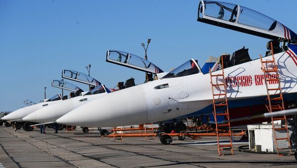 Многоцелевые истребители Су-30СМ пилотажной группы Русские Витязи на аэродроме Кубинка перед началом репетиции воздушной части парада Победы Многоцелевые истребители Су-30СМ пилотажной группы Русские Витязи на аэродроме Кубинка перед началом репетиции воздушной части парада Победы