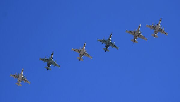 Штурмовики Су-25 во время репетиции воздушной части парада Победы Штурмовики Су-25 во время репетиции воздушной части парада Победы
