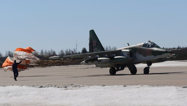 Штурмовик Су-25 садится на аэродроме Кубинка после репетиции воздушной части парада Победы Штурмовик Су-25 садится на аэродроме Кубинка после репетиции воздушной части парада Победы
