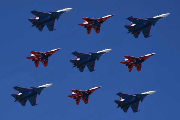Многоцелевые истребители Су-30СМ пилотажной группы Русские Витязи и МиГ-29 пилотажной группы Стрижи на репетиции парада Победы на военном полигоне Алабино Многоцелевые истребители Су-30СМ пилотажной группы Русские Витязи и МиГ-29 пилотажной группы Стрижи на репетиции парада Победы на военном полигоне Алабино