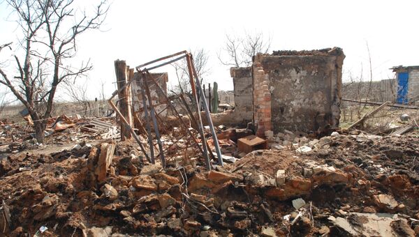 Разрушенные дома в поселке Желобок в Луганской области на линии разграничения. Архивное фото Разрушенные дома в поселке Желобок в Луганской области на линии разграничения. Архивное фото