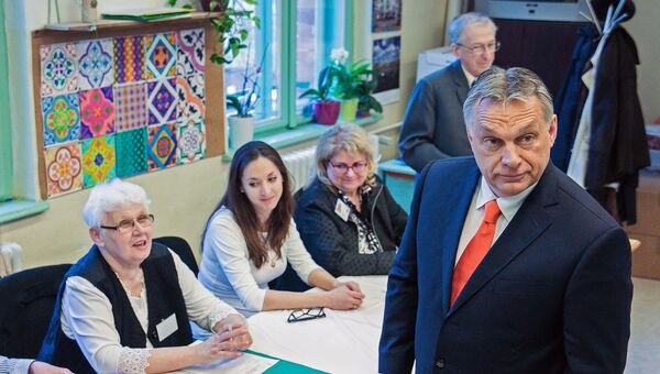 Премьер-министр Венгрии Виктор Орбан на избирательном участке в Будапеште во время парламентских выборов в Венгрии Премьер-министр Венгрии Виктор Орбан на избирательном участке в Будапеште во время парламентских выборов в Венгрии