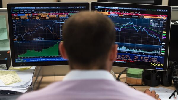 Сотрудник в офисе Московской биржи Сотрудник в офисе Московской биржи