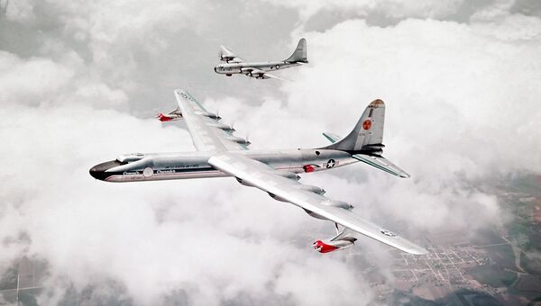 Самолет Convair NB-36H (на переднем плане) Самолет Convair NB-36H (на переднем плане)
