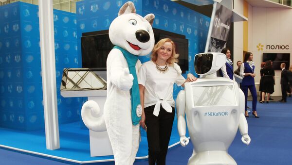 Девушка фотографируется с роботом NIKaNOR у стенда компании ГМК Норильский никель на Красноярском экономическом форуме. 12 апреля 2018 Девушка фотографируется с роботом NIKaNOR у стенда компании ГМК Норильский никель на Красноярском экономическом форуме. 12 апреля 2018