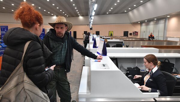 Пассажиры в зоне отлета аэропорта Шереметьево, откуда совершит первый рейс самолет компании Аэрофлот из Москвы в Каир. 11 апреля 2018 Пассажиры в зоне отлета аэропорта Шереметьево, откуда совершит первый рейс самолет компании Аэрофлот из Москвы в Каир. 11 апреля 2018