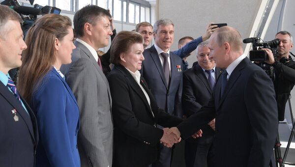 Президент РФ Владимир Путин и первая женщина-космонавт Валентина Терешковаво в центре Космонавтика и авиация на ВДНХ Президент РФ Владимир Путин и первая женщина-космонавт Валентина Терешковаво в центре Космонавтика и авиация на ВДНХ
