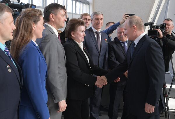 Президент РФ Владимир Путин и первая женщина-космонавт Валентина Терешковаво в центре Космонавтика и авиация на ВДНХ Президент РФ Владимир Путин и первая женщина-космонавт Валентина Терешковаво в центре Космонавтика и авиация на ВДНХ