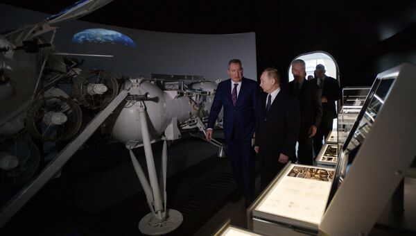 Президент РФ Владимир Путин во время посещения центра Космонавтика и авиация на ВДНХ Президент РФ Владимир Путин во время посещения центра Космонавтика и авиация на ВДНХ