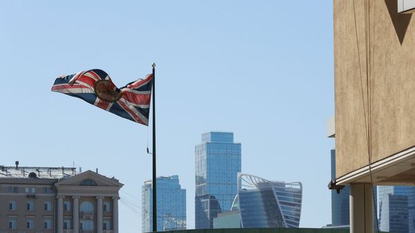 Флаг Великобритании у здания посольства Великобритании в Москве Флаг Великобритании у здания посольства Великобритании в Москве