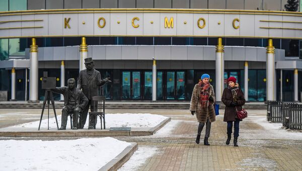 Памятник братьям Люмьер у киноконцертного театра Космос в Екатеринбурге Памятник братьям Люмьер у киноконцертного театра Космос в Екатеринбурге