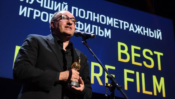 Продюсер фильма Нелюбовь Александр Роднянский, получает награду в номинации Лучший игровой полнометражный фильм, на церемонии вручения премии Восток - Запад. Золотая арка. 14 апреля 2018 Продюсер фильма Нелюбовь Александр Роднянский, получает награду в номинации Лучший игровой полнометражный фильм, на церемонии вручения премии Восток - Запад. Золотая арка. 14 апреля 2018