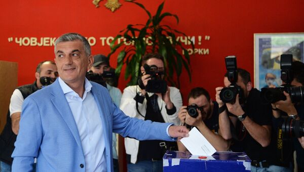 Лидер оппозиции, кандидат-самовыдвиженец Младен Боянич голосует на выборах президента Черногории в Школе имени Максима Горького в Подгорице. 15 апреля 2018 Лидер оппозиции, кандидат-самовыдвиженец Младен Боянич голосует на выборах президента Черногории в Школе имени Максима Горького в Подгорице. 15 апреля 2018