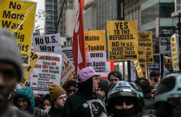 Участники акции протеста против ударов по Сирии в Нью-Йорке Участники акции протеста против ударов по Сирии в Нью-Йорке