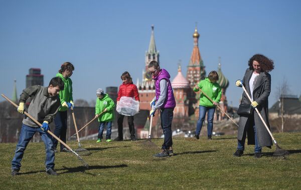 Участники городского субботника в парке Зарядье в Москве Участники городского субботника в парке Зарядье в Москве