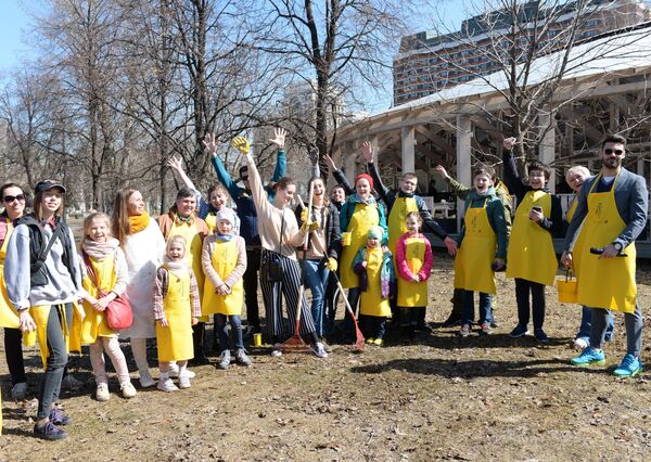 Участники общегородского субботника в Парке искусств Музеон Участники общегородского субботника в Парке искусств Музеон