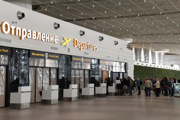 Пассажиры у зоны предполетного досмотра в новом терминале Крымская волна международного аэропорта Симферополь Пассажиры у зоны предполетного досмотра в новом терминале Крымская волна международного аэропорта Симферополь