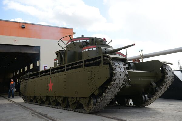 Копия советского многобашенного тяжёлого танка Т-35, воссозданного специалистами участка ремонта и реставрации военной техники АО Уралэлектромедь в Екатеринбурге, выезжает из ангара предприятия Копия советского многобашенного тяжёлого танка Т-35, воссозданного специалистами участка ремонта и реставрации военной техники АО Уралэлектромедь в Екатеринбурге, выезжает из ангара предприятия