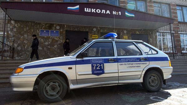 Автомобиль полиции здания общеобразовательной школы №1 в Стерлитамаке, где ученик коррекционного класса напал с ножом на учительницу и поджег класс информатики. 18 апреля 2018 Автомобиль полиции здания общеобразовательной школы №1 в Стерлитамаке, где ученик коррекционного класса напал с ножом на учительницу и поджег класс информатики. 18 апреля 2018