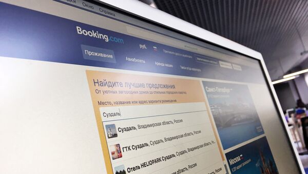 Сайт Booking.com на экране монитора Сайт Booking.com на экране монитора