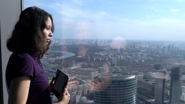 Посетительница на самой высокой смотровой площадке в Европе, которая находится на 89 этаже Башни Федерация-Восток делового комплекса Москва-Сити