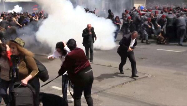 Силовики бросали светошумовые гранаты в толпу на акции протеста в Ереване Силовики бросали светошумовые гранаты в толпу на акции протеста в Ереване