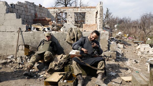 Украинские военные готовятся к боям в Донбассе. Архивное фото Украинские военные готовятся к боям в Донбассе. Архивное фото