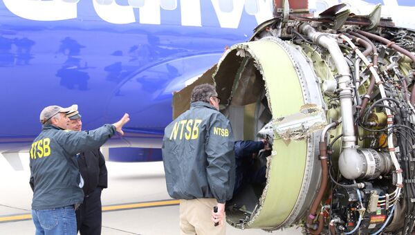 Эксперты NTSB изучают повреждение двигателя самолета Southwest Airlines в Филадельфии, штат Пенсильвания, США. 17 апреля 2018 Эксперты NTSB изучают повреждение двигателя самолета Southwest Airlines в Филадельфии, штат Пенсильвания, США. 17 апреля 2018