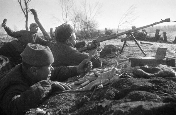 Бойцы ведут бой из окопа. Сталинград, 1942 Бойцы ведут бой из окопа. Сталинград, 1942