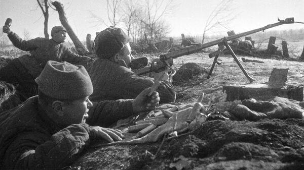 Бойцы ведут бой из окопа. Сталинград, 1942 Бойцы ведут бой из окопа. Сталинград, 1942