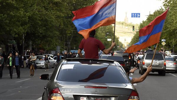 Участники митинга в Ереване в связи с отставкой премьер-министра Сержа Саргсяна Участники митинга в Ереване в связи с отставкой премьер-министра Сержа Саргсяна