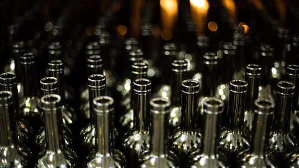 Участок упаковки пустой стеклотары винодельческого завода Массандра в Крыму